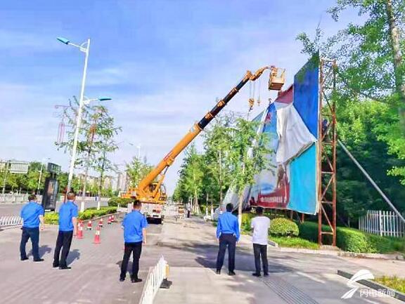 濟寧曲阜市綜合行政執法局：清理破損廣告 消除安全隱患
