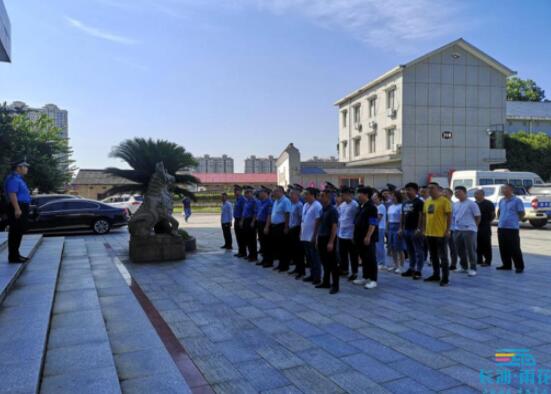 長沙雨花城管“抹去”廣告污點，擦靚市容美顏！